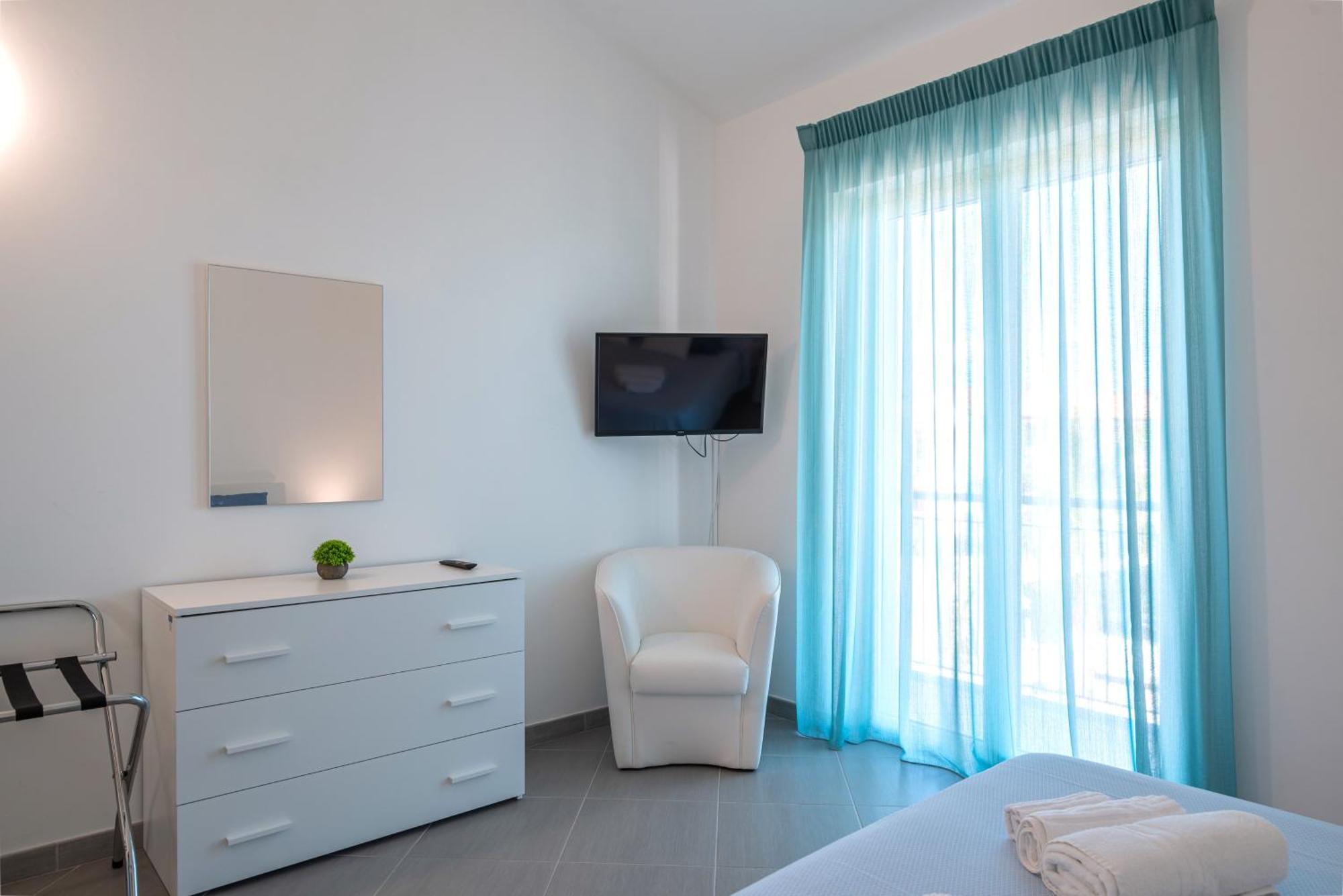 Icaro Residence Apartments With A Beautiful Pool SantʼAgata di Militello Eksteriør bilde